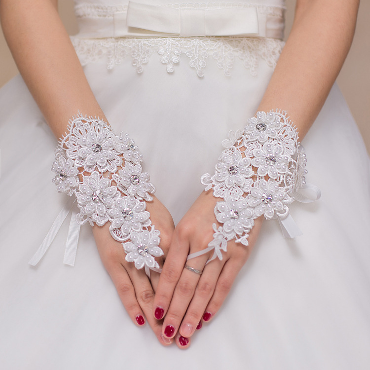 imagem LUVA DE RENDA BRANCA PARA CASAMENTO COM LINDAS FLORES DECORADAS COM PÉROLAS E CRISTAIS