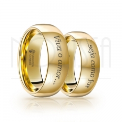 imagem VIVA O AMOR SEJA COMO FOR- ALIANÇA DE TUNGSTÊNIO MAGNETIZADA A OURO 18K - ACABAMENTO DE ALTO BRILHO