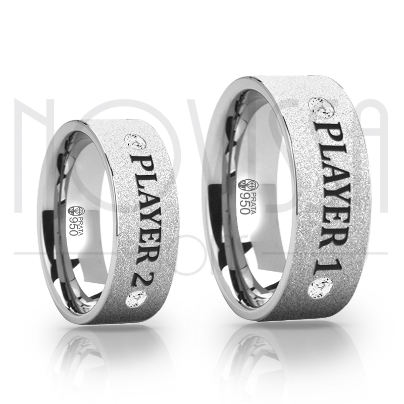 imagem PLAYER 1 AND PLAYER 2 - ALIANÇAS DE PRATA 950 COM SWAROVSKI,  ACABAMENTO DIAMANTADO 