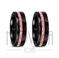 imagem  NOX- *simbolizando mistério e elegância.*  ALIANÇAS DE TUNGSTÊNIO MAGNETIZADO A OURO18k E TITANIUM ACABAMENTO FOSCO COM INLAY DE QUARTZO ROSA
