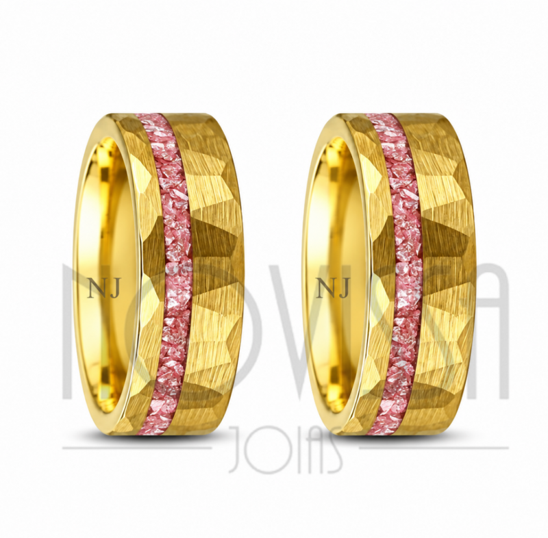 imagem AMORA- *transmite doçura e paixão.*  ALIANÇAS DE TUNGSTÊNIO MAGNETIZADO A OURO18k E TITANIUM ACABAMENTO FOSCO COM INLAY DE QUARTZO ROSA