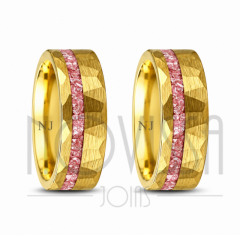 imagem AMORA- *transmite doçura e paixão.*  ALIANÇAS DE TUNGSTÊNIO MAGNETIZADO A OURO18k E TITANIUM ACABAMENTO FOSCO COM INLAY DE QUARTZO ROSA